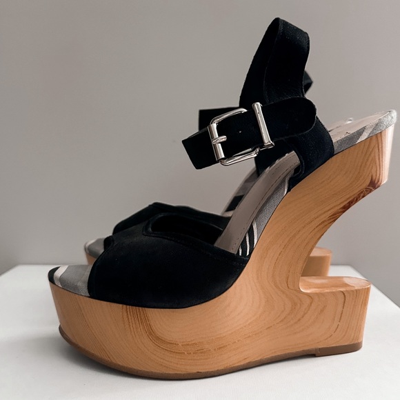 BCBG || Cut Out Wedges || Size 8.5 - Picture 2 of 8